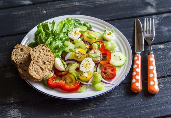 Весенний салат из овощей и перепелиных яиц - «Закуски»