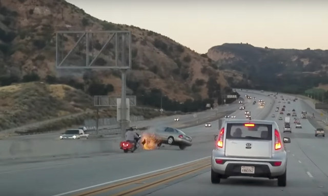 Видеокамера засняла, как разъяренный мотоцикл бодается с автомобилем!
