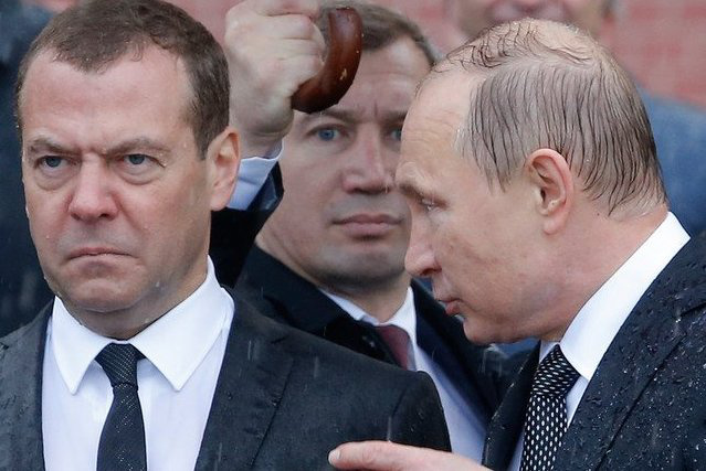 Избранные шутки о грустном Медведеве под дождем