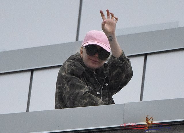 "Пиццу всем! Я угощаю!": Леди Гага накормила поклонников под своими окнами - «Отдых»
