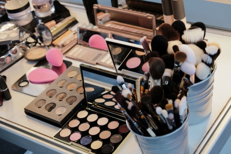 1. Заметные стрелки сейчас не в моде - «Красота»