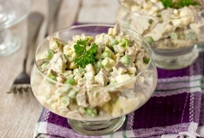Салат с курицей, оливками и зеленым горошком - «Закуски»