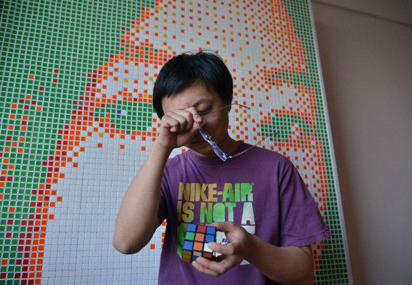Китаец сделал портрет девушки из 846 кубиков Рубика и был отвергнут!