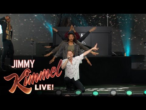 Macklemore & Ryan Lewis Perform "Dance Off"  - «Видео»