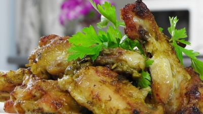 Имбирные куриные крылышки в соусе с зеленым луком - «Видео уроки рецептов»