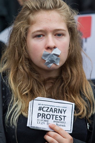 Черный протест: о чем говорится в польском законе о полном запрете на аборты - «Беременность»