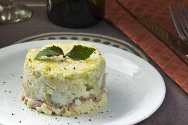Салат с ветчиной и творожным сыром - «Закуски»