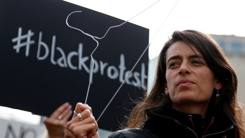 Черный протест: о чем говорится в польском законе о полном запрете на аборты - «Беременность»