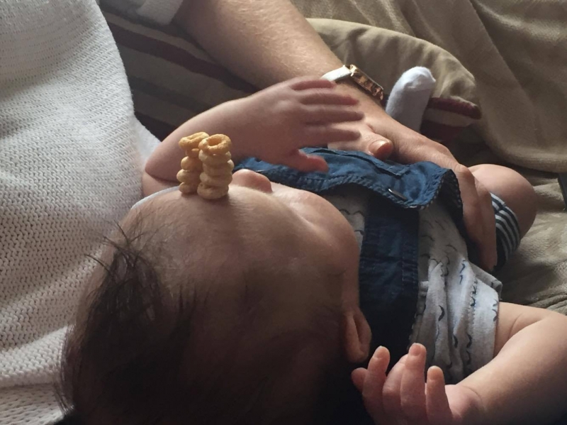 Хит соцсетей: папы строят башни из еды на спящих детях - «Развлечения»