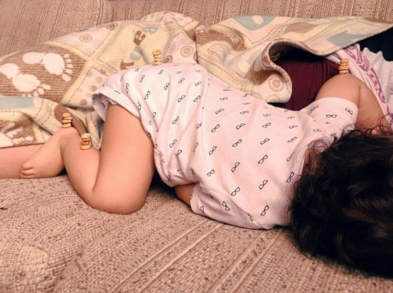 Хит соцсетей: папы строят башни из еды на спящих детях - «Развлечения»