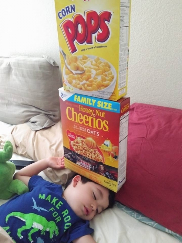 Хит соцсетей: папы строят башни из еды на спящих детях - «Развлечения»