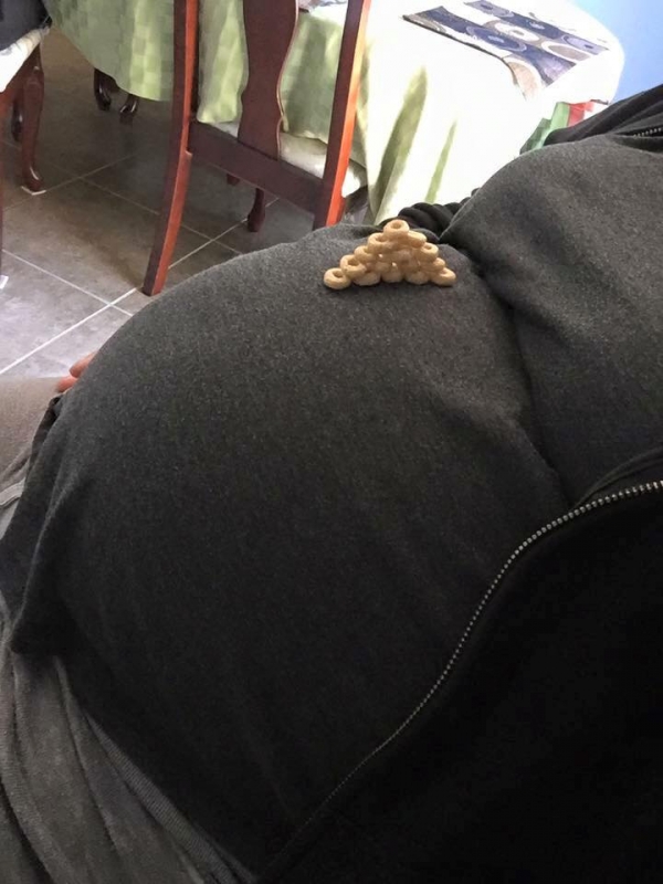 Хит соцсетей: папы строят башни из еды на спящих детях - «Развлечения»