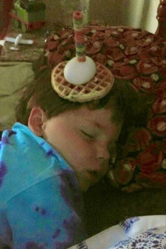 Хит соцсетей: папы строят башни из еды на спящих детях - «Развлечения»