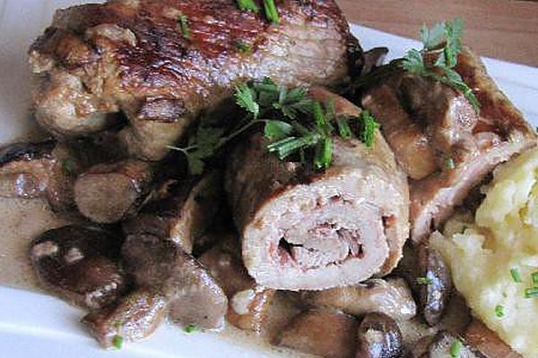 Мясные рулеты с чесноком в грибном соусе - «Второе блюдо»