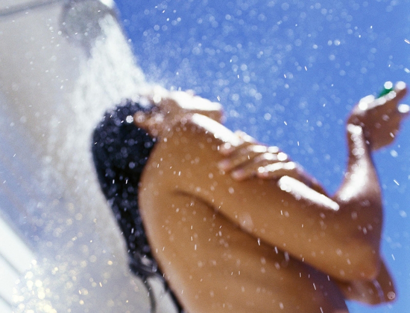 1. Чтобы грудь не обвисла раньше времени, надо спать в специальном бюстгальтере - «Красота»