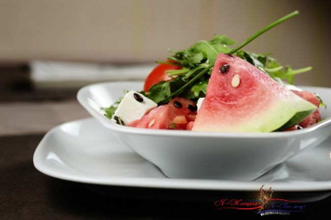 Салат из розовых томатов и арбуза с сыром фета
