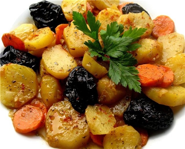 Картофель с черносливом в духовке - «Второе блюдо»