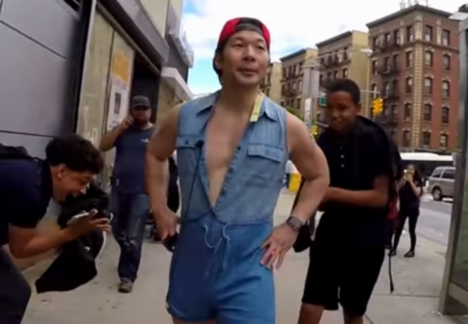 Реакция прохожих на самый ужасный предмет мужского гардероба: смешное видео