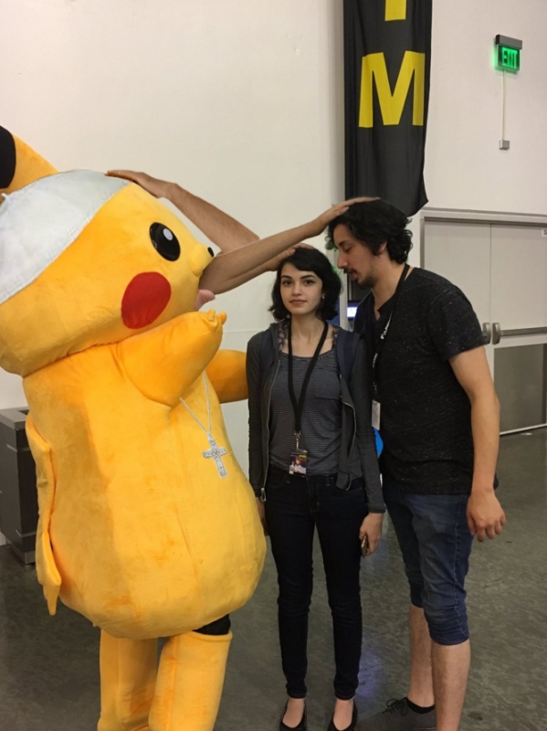 Пикачу с вытянутой рукой стал героем фотошоп-баттла