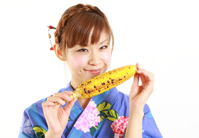 Японцы открыли революционный способ есть кукурузу, и он довольно дурацкий