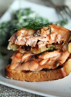 Горячие бутерброды с лососем с салатом - «Закуски»