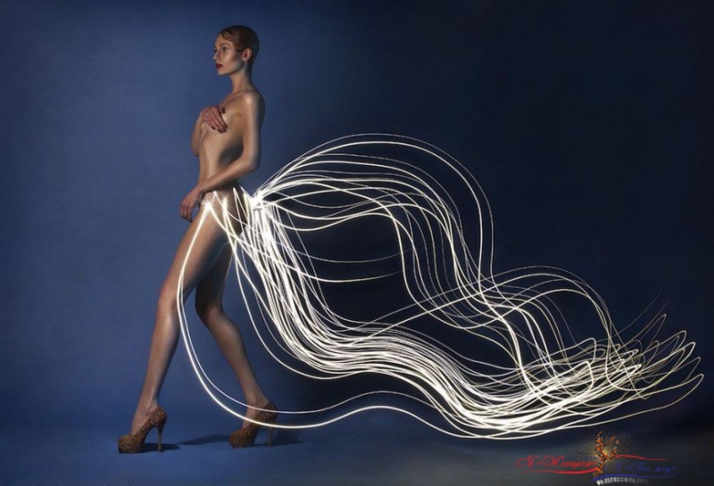 Фотографы одели манекенщиц в песок, воду и дым - «Красота»