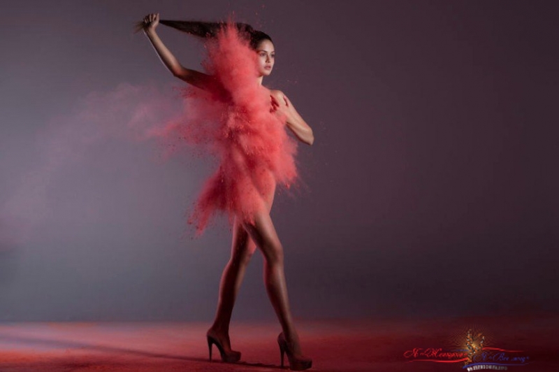 Фотографы одели манекенщиц в песок, воду и дым - «Красота»