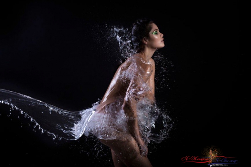 Фотографы одели манекенщиц в песок, воду и дым - «Красота»