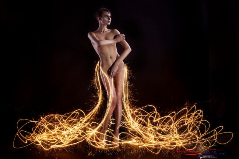 Фотографы одели манекенщиц в песок, воду и дым - «Красота»