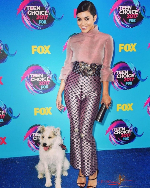 Фанаты пожаловались, что от брюк Ванессы Хадженс у них рябит в глазах - «Отдых»