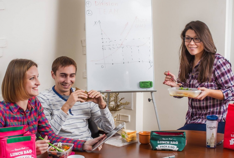 Как отказаться от зарплаты топ-менеджера и начать шить сумочки для обедов - «Бизнес»