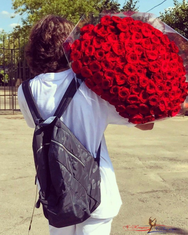 "Как на свидание": 1 сентября подросток пришел с букетом из 101 розы - «Дети»