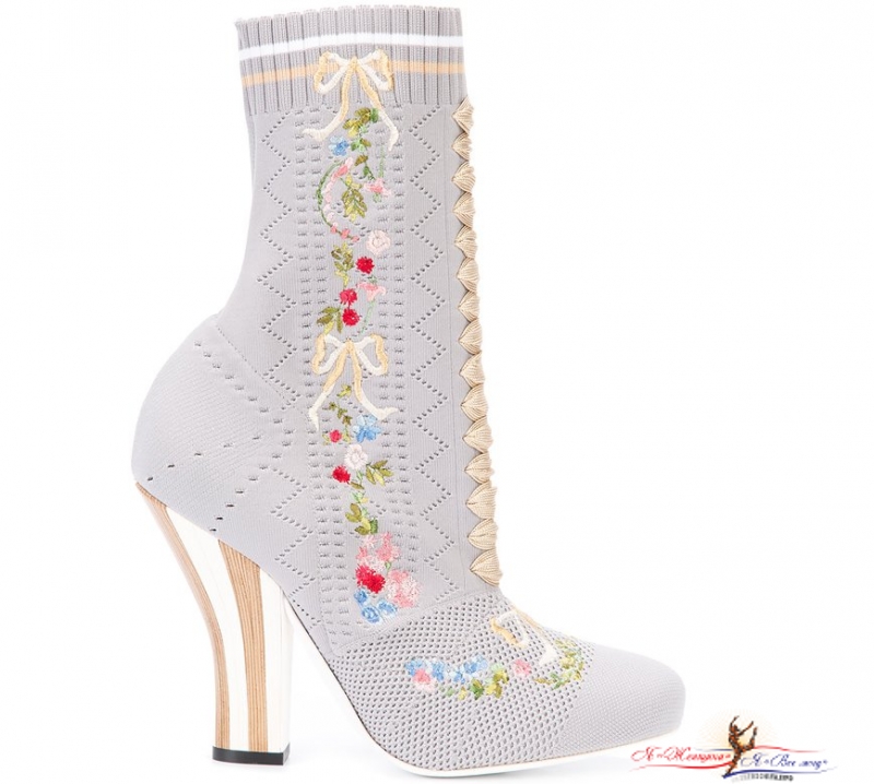 Актуальный тренд сезона осень-зима 2017/18 — сапоги-чулки - «Красота»