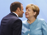 Мэр во Франции призвала не целоваться при встрече, а жать руки - «Про жизнь»