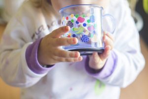 Что делать, если ребенок не пьет воду? Рекомендации врачей и советы родителей - «Здоровье»