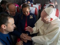 Папа римский обвенчал стюардессу и бортпроводника во время полета - «Про жизнь»