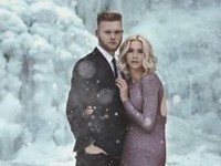 Зимняя сказка: пара из Америки устроила фотосессию у замерзшего водопада - «Про жизнь»
