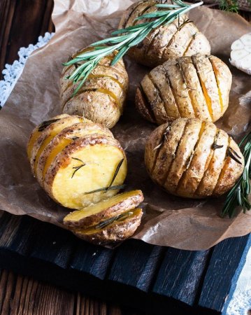 Как быстро и вкусно запечь картофель к новогоднему столу - «Я и Кухня»