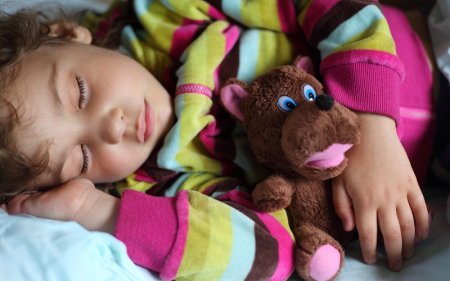Как уложить ребенка спать в новогоднюю ночь: советы эксперта - «Я и Дети»