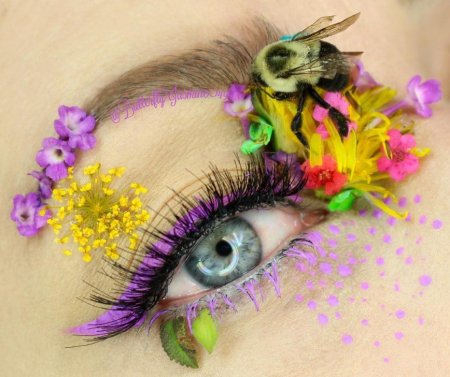 Из жизни насекомых: американка делает необычный макияж - «Красота»