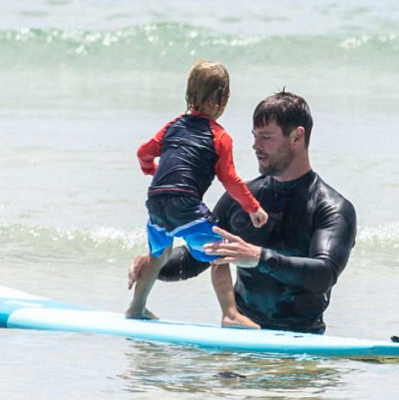«Какой пример семьи»: Крис Хемсворт учит сына серфингу - «Я и Дети»