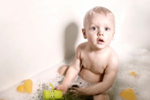 Чем мыть ванну перед купанием ребенка? - «Здоровье»