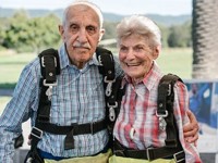 90-летние супруги отметили годовщину свадьбы прыжком с парашютом - «Про жизнь»