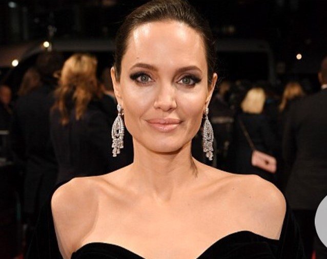 «Женщина без возраста»: Анджелина Джоли пришла на премию BAFTA в платье любимого цвета - «Красота»