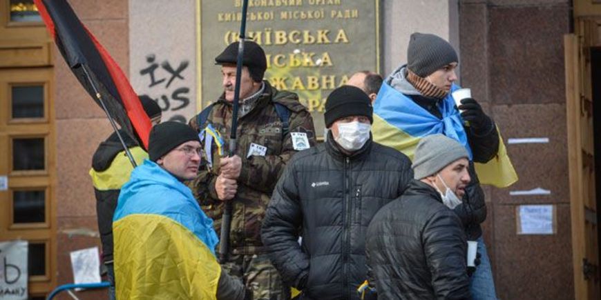 Что сегодня думает украина. Баррикады на Майдане правый сектор. Француз с Порошенко на Майдане.