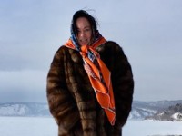 Лариса Гузеева в платке и полушубке замерзла на берегу Байкала - «Я как Звезда»