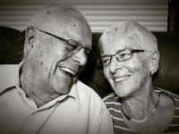 88-летний мужчина трепетно ухаживает за страдающей деменцией женой - «Про жизнь»
