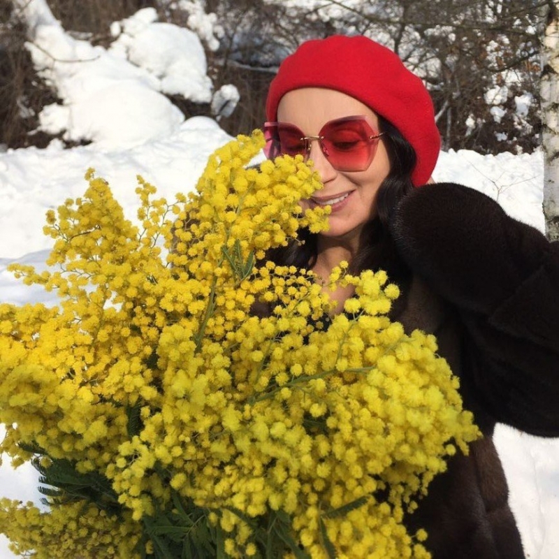 «Очень красивый букет и хозяйка!»: Екатерина Стриженова встречает весну с мимозами - «Домашние Питомцы»
