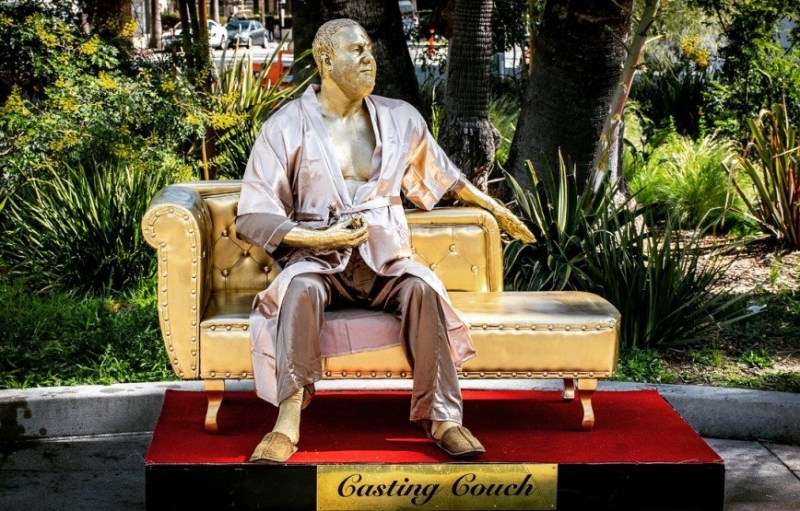«На диване с Харви»: в Голливуде установили статую скандального Вайнштейна - «Я и Секс»