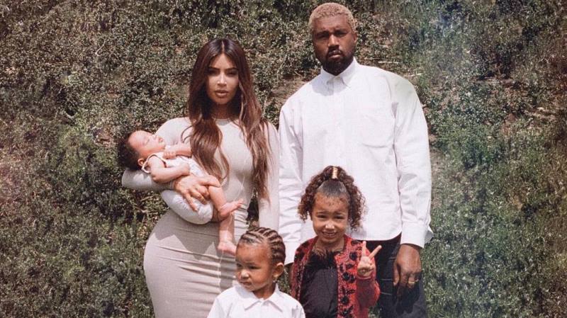 «Вся семья в сборе»: Ким Кардашьян впервые показала фото с мужем и тремя детьми - «Психология»